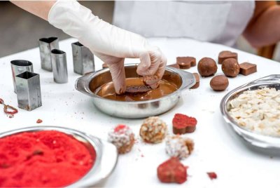 MASIH ramai lagi masyarakat yang kurang sedar tentang kepentingan sarung tangan halal. -Gambar hiasan/ Foto: CANVA