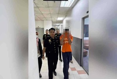 Suspek disyaki menerima suapan RM50,000 berhubung membantu mendapatkan projek daripada sebuah jabatan kerajaan ditahan SPRM dan dibawa ke Mahkamah Majistret Johor Bahru pada Rabu bagi permohonan reman.