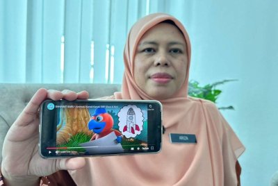 Ariza menunjukkan cerita kartun Rara dan Riri oleh DBP yang boleh diakses di platform digital.