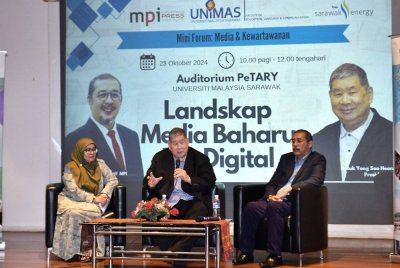 Presiden Institut Akhbar Malaysia (MPI), Datuk Yong Soo Heong (tengah) bersama Ketua Pegawai Eksekutif Institut Akhbar Malaysia (MPI) Ainol Amriz Ismail (kanan) merangkap ahli panel semasa sesi perkongsian ketika Forum Landskap Media Baharu Era Digital di Universiti Malaysia Sarawak (UNIMAS) pada Rabu. Foto Bernama