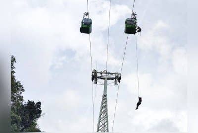 Simulasi menyelamat penumpang Langkawi SkyCab yang 'terperangkap' dalam gondola pada Rabu.