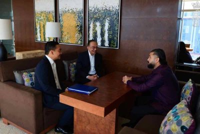 Tunku Mahkota Ismail berkenan menerima menghadap Perdana Menteri, Datuk Seri Anwar Ibrahim dan Menteri Besar Johor Datuk Onn Hafiz Ghazi di sebuah hotel di ibu kota. Foto Facebook rasmi Tunku Mahkota Ismail