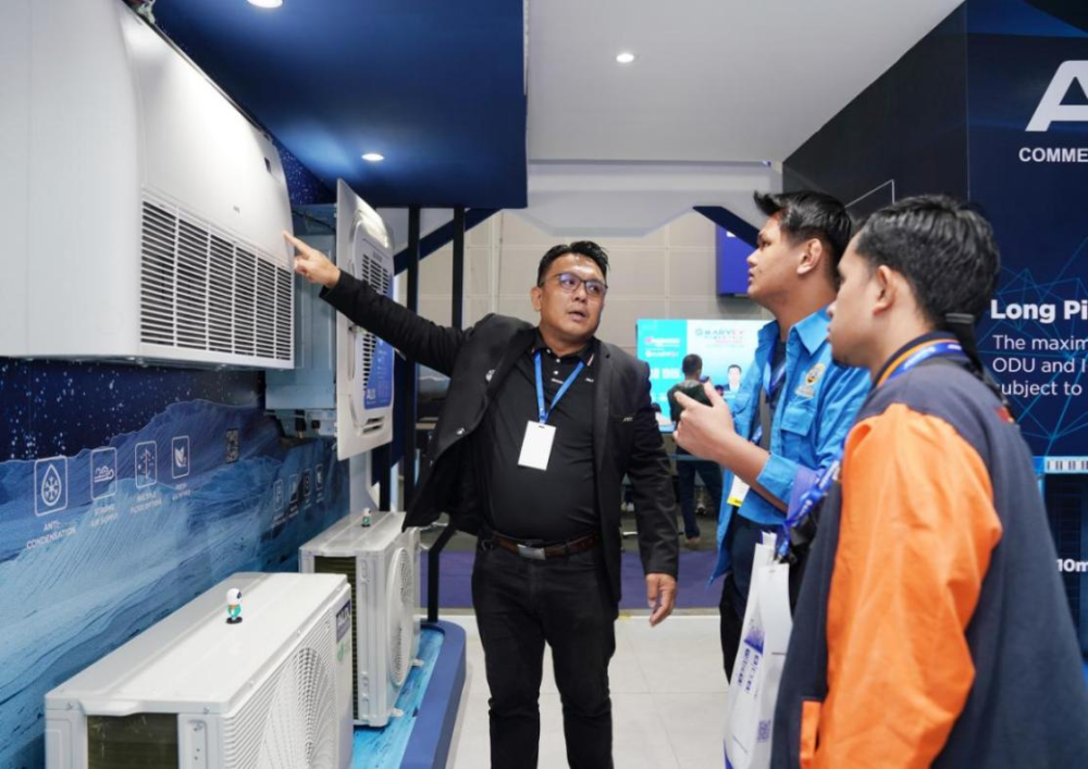 Pengurus Jualan AUX Malaysia sedang memberi penjelasan berhubung model penyaman udara kategori komersial ringan kepada pengunjung di ENGINEER dan MARVEX 2024.