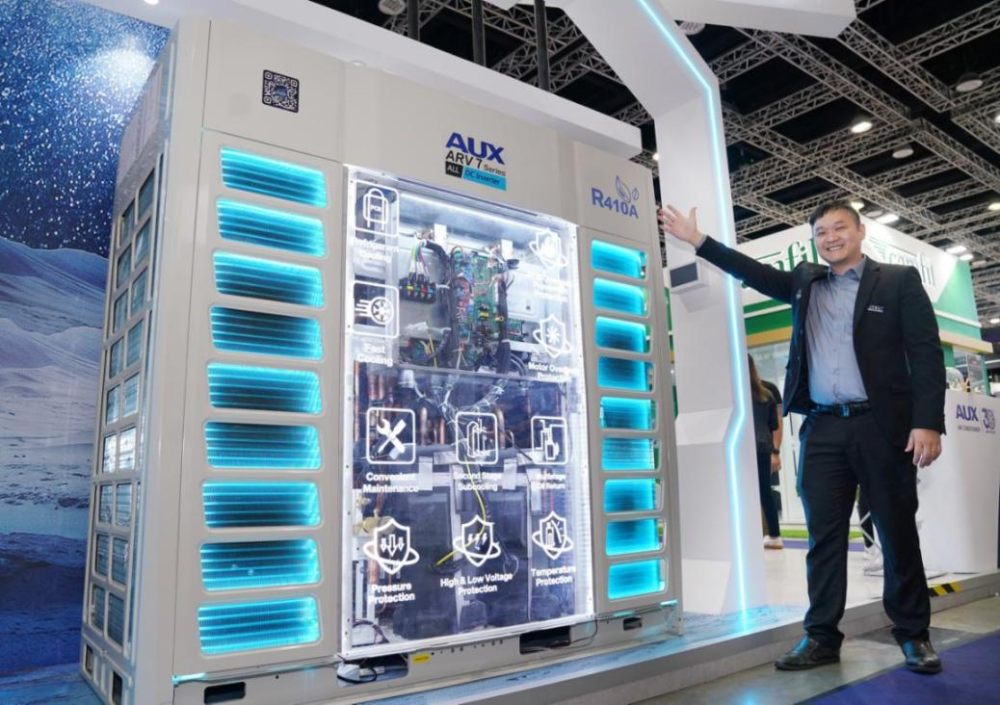 Pengurus jualan Komersial AUX Malaysia menunjukkan antara penyaman udara untuk kategori komersial.