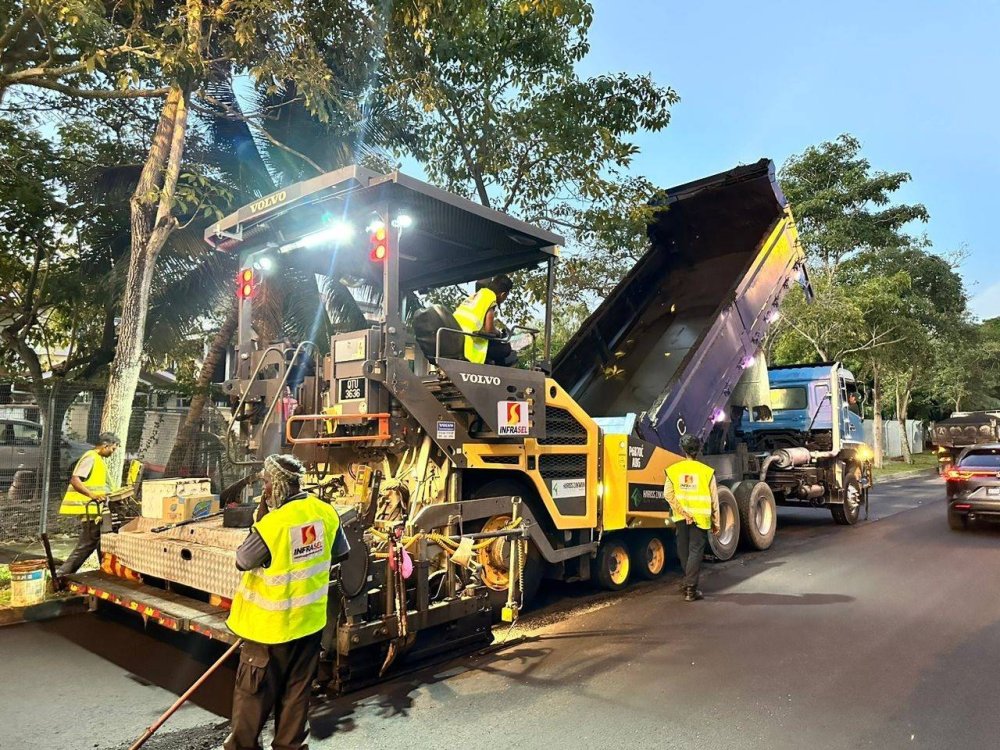 Kerja-kerja turapan sedang dijalankan oleh Infrasel.