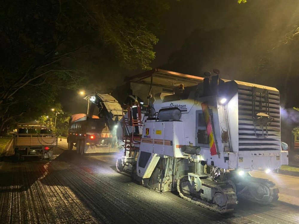 Kerja -kerja ‘milling’ sebelum kerja turapan bermula.