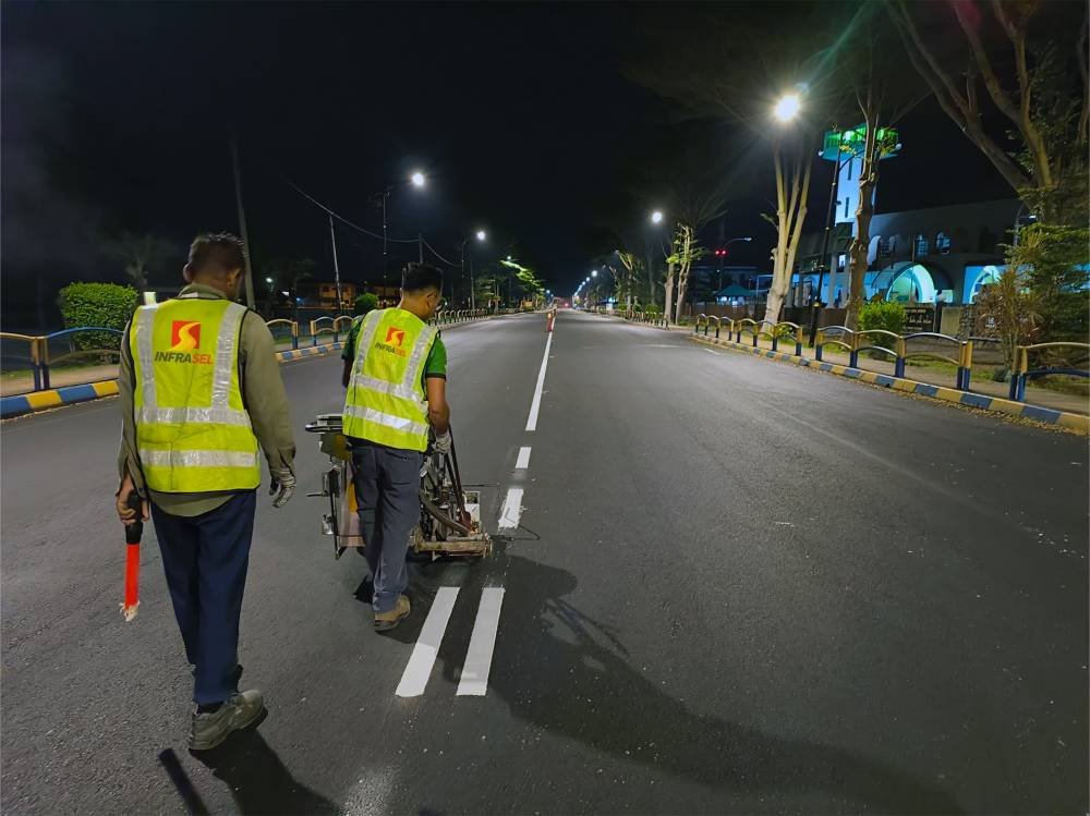 Kerja-kerja membuat garisan jalan sedang dilaksanakan di Jalan Raja Chulan, Sabak Bernam.