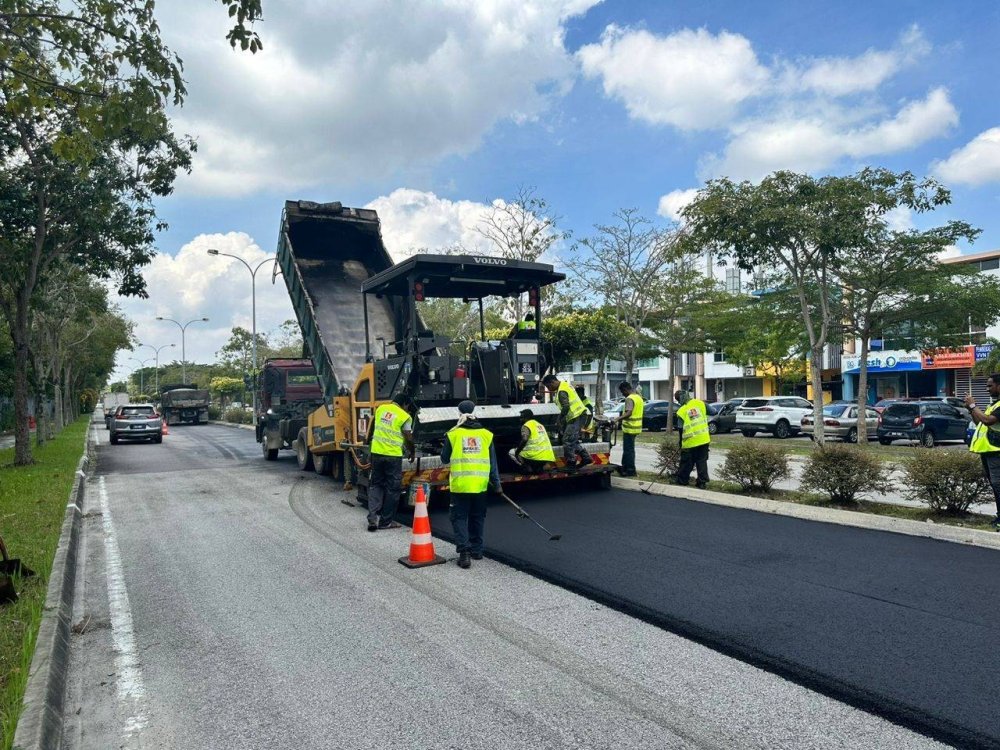 Penurapan semula sedang dijalankan di lokasi Projek Turapan Mega 2.0.