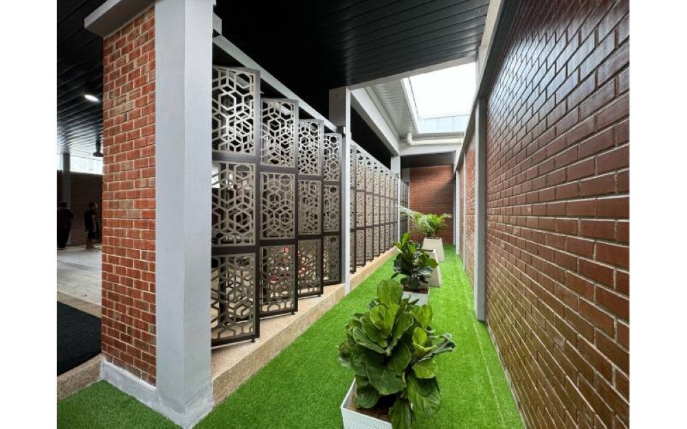 Surau R&R Seremban (arah selatan) menampilkan reka bentuk konsep terbuka, lebih lestari dan mesra pengguna memberi lebih ketenangan semasa beribadah.