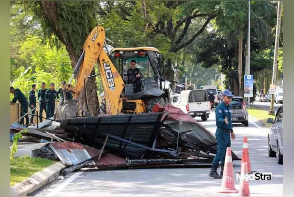 Sebuah struktur binaan telah dirobohkan selepas Notis Arahan Berhenti Kerja gagal dipatuhi oleh pemilik. Foto FB DBKL