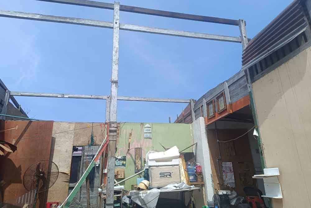 Keadaan atap rumah Mawardi yang diterbangkan ribut.