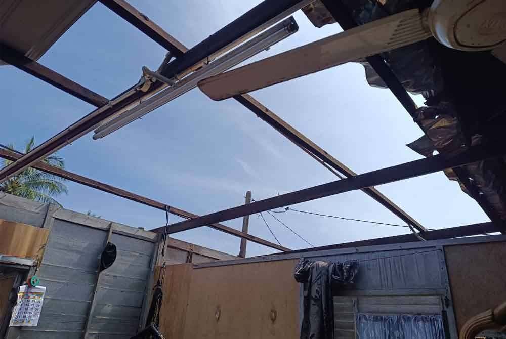 Keadaan atap rumah Nur Elyana Sofea yang diterbangkan ribut.