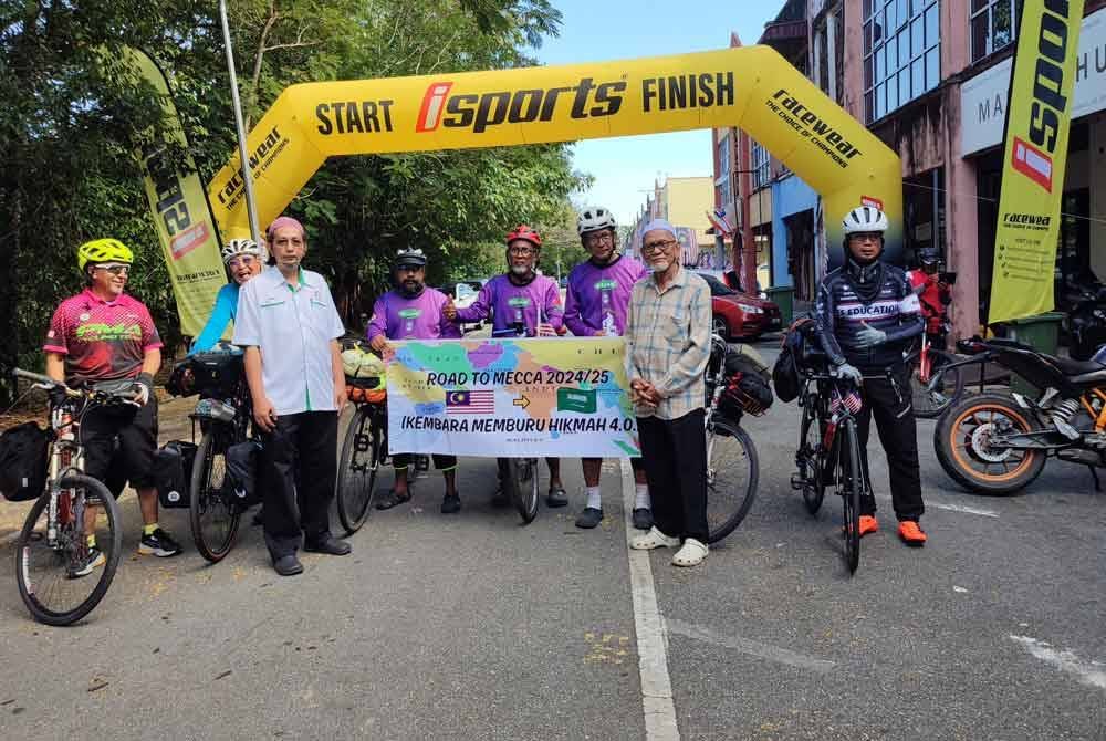 Peserta kembara bergambar bersama wakil Rojam ketika Majlis Pelepasan Kembara Anak Kedah pada Khamis.