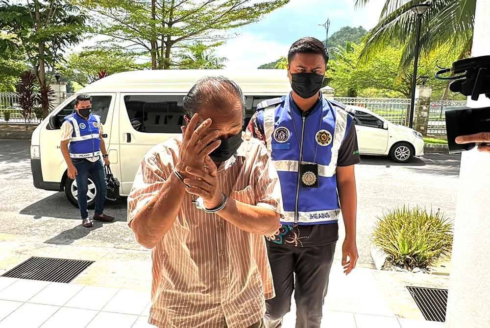 Zolekafeli hadir ke mahkamah diiring penguat kuasa JHEAINS.