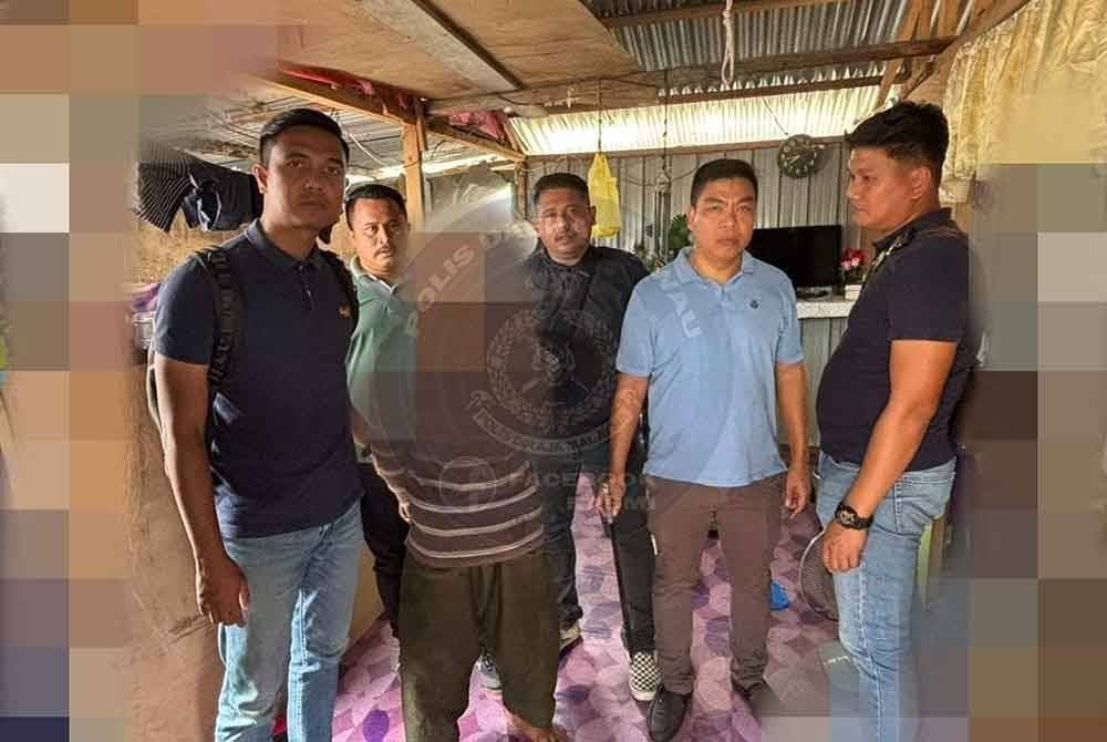 Suspek (empat dari kanan) ditahan dalam serbuan di Kampung Kurnia Jaya Batu 4, Jalan Apas Tawau. FB Polis Daerah Tawau