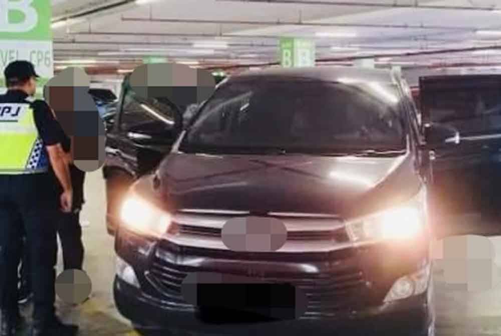 Polis menahan pemandu Toyota Innova kerana menjalankan aktiviti kereta sewa haram di Lapangan Terbang Antarabangsa Kuala Lumpur.