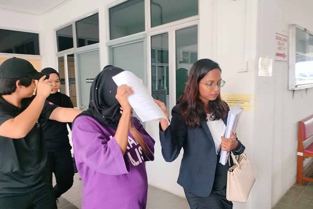 Norjahan (kanan) didakwa di Mahkamah Majistret Kota Tinggi pada Khamis.
