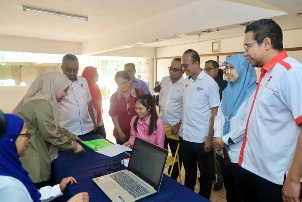 Vivian Koh Lik Ting dihantar mendaftar di UMK oleh Ketua Eksekutif PTPTN, Ahmad Dasuki Abdul Majid (tiga dari kiri) bersama Pengerusi Yayasan Raja Shamri, Yang Mulis Raja Shamri Raja Husin (empat dari kiri).