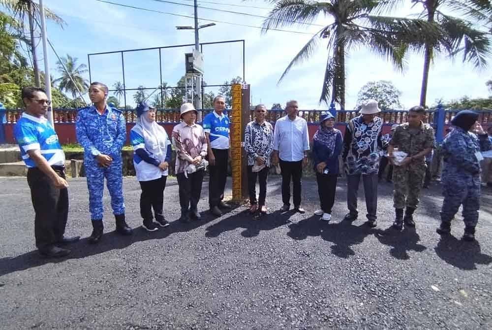 Antara pegawai dan kakitangan jabatan yang turut hadir pada Program Ramalan dan Amaran Banjir Fasa 2 di Kampung La, Hulu Besut pada Khamis.