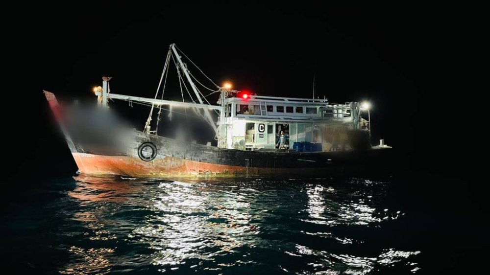 Bot yang dipercayai dijadikan tempat menagih dadah di tengah laut. Foto Maritim Zon Mersing