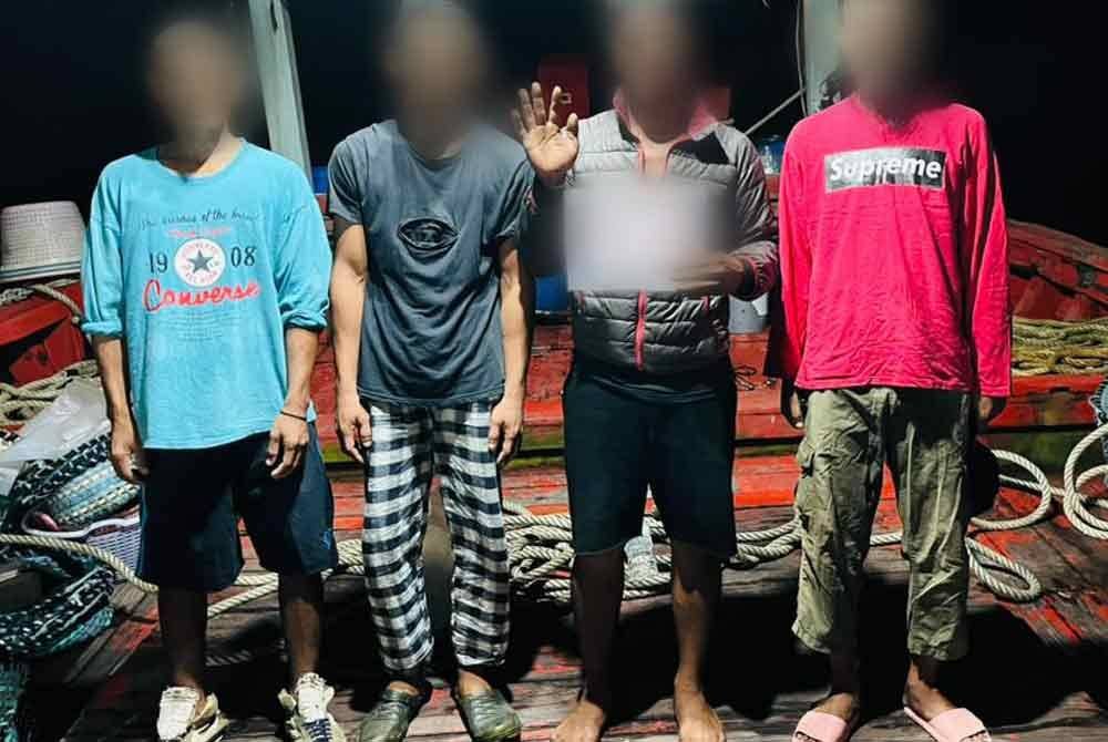 Antara kru bot nelayan tempatan yang dicekup positif dadah. Foto Maritim Zon Mersing