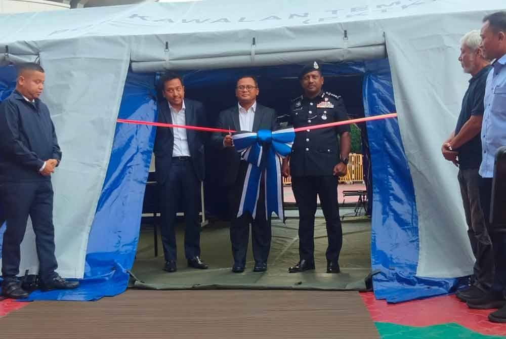Amirudin (tengah) ditemui pada Majlis Penyerahan Aset Khemah TM 'Tactical Shelters' kepada Polis Selangor di sini pada Khamis.