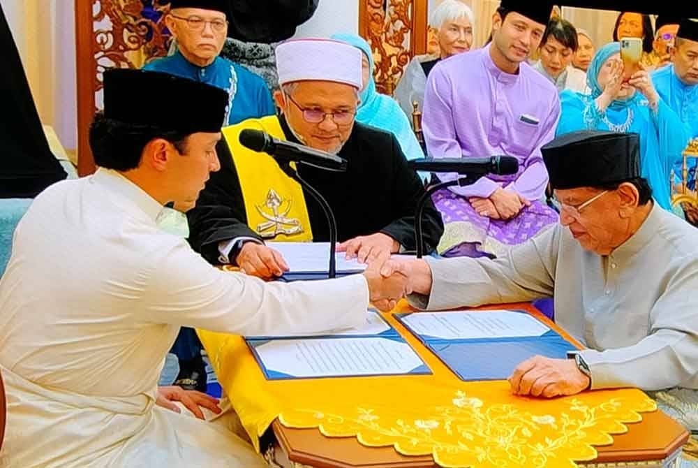 Istiadat akad nikah disempurnakan bapa pengantin perempuan, Tengku Adnan Tengku Mansor.