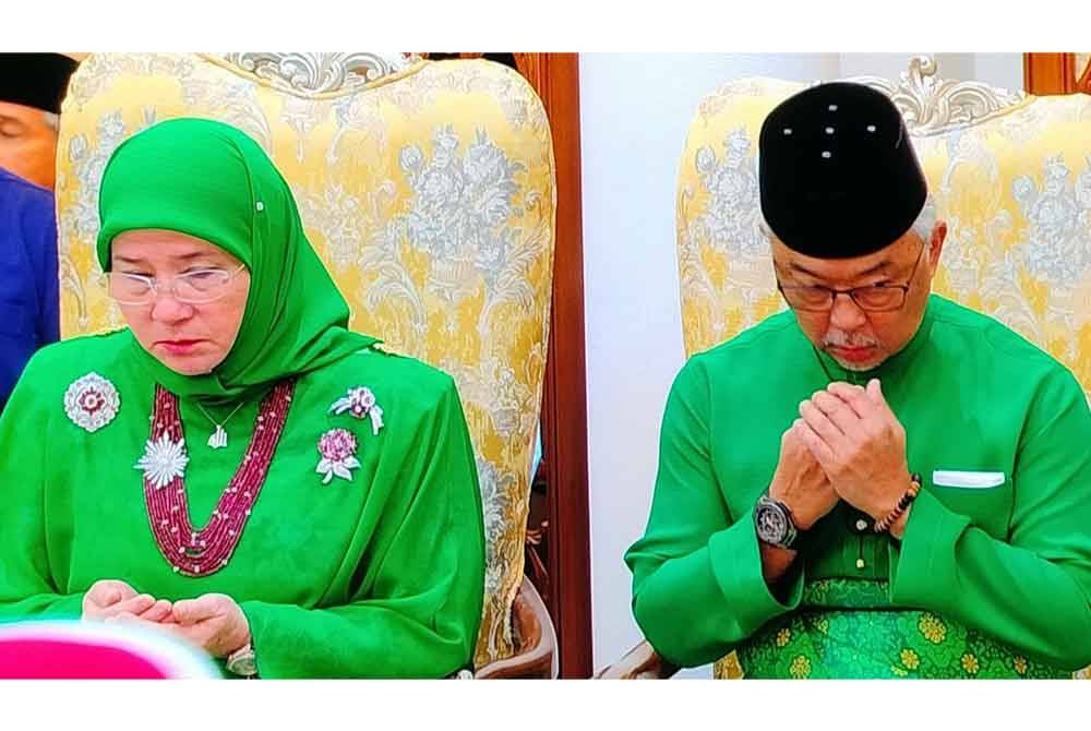 Al-Sultan Abdullah dan Tunku Azizah Aminah Maimunah Iskandariah mengaminkan bacaan doa selepas puteranya, Tengku Muhammad Iskandar dan Tengku Natasya selamat diijabkabulkan.