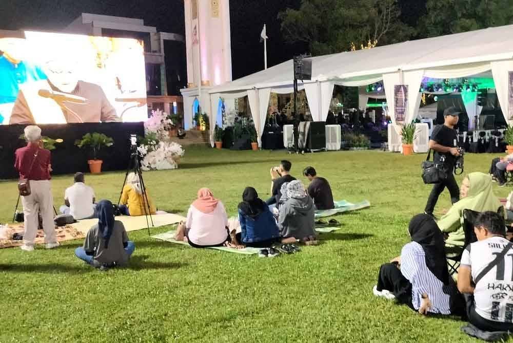 Orang ramai berpeluang menyaksikan detik bersejarah Perkahwinan Diraja antara Tengku Muhammad Iskandar dan Tengku Natasya melalui skrin besar di Padang MBK 1 pada Khamis.