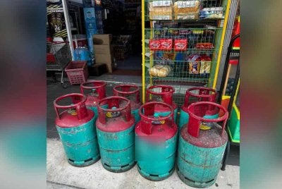 Premis terbabit didapati menjual barang-barang kawalan tanpa mempunyai lesen runcit barang kawalan berjadual yang sah.