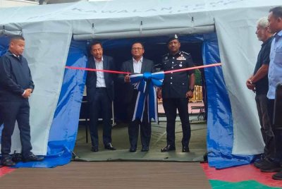 Amirudin (tengah) ditemui pada Majlis Penyerahan Aset Khemah TM 'Tactical Shelters' kepada Polis Selangor di sini pada Khamis.