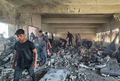 Keadaan Sekolah Awam Shuhadaa di kem pelarian Nuseirat yang dibedil rejim zionis, mengorbankan 16 rakyat Palestin, termasuk empat kanak-kanak. Foto Reuters