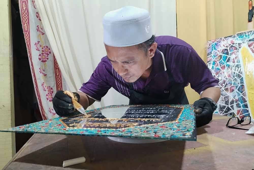 Beg krim pastri atau piping bag digunakan untuk menghasilkan karya seni baharu, kek kanvas.