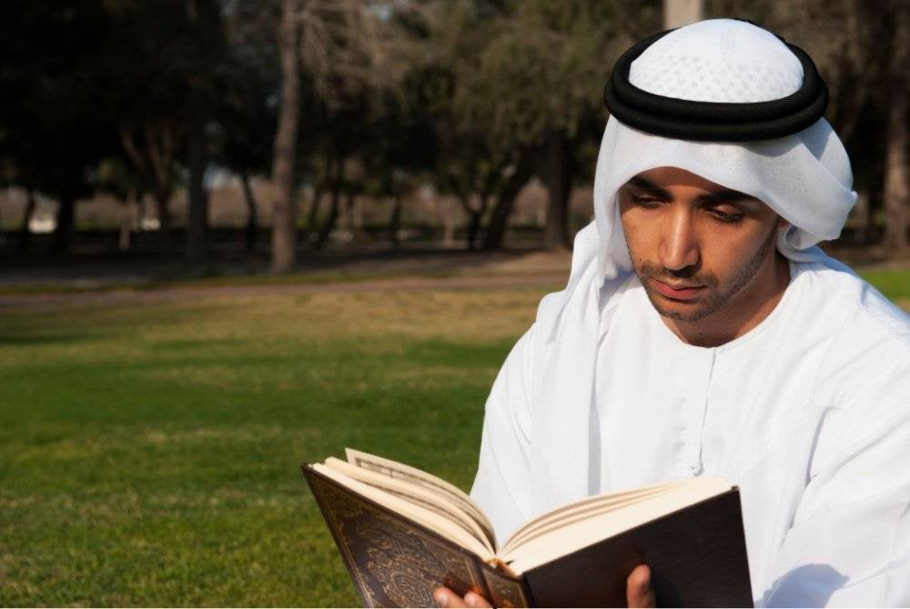 
AGAMAWAN sepatutnya menyemak terlebih dahulu kisah-kisah yang ingin disampaikan kepada orang ramai. Foto CANVA