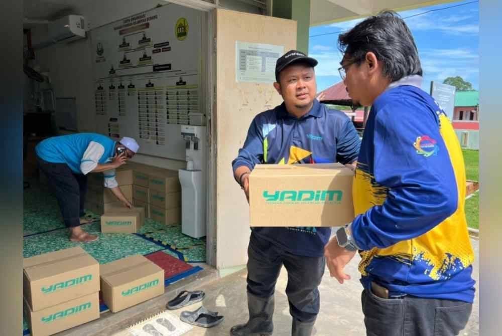 Agihan sumbangan dari kakitangan YADIM.