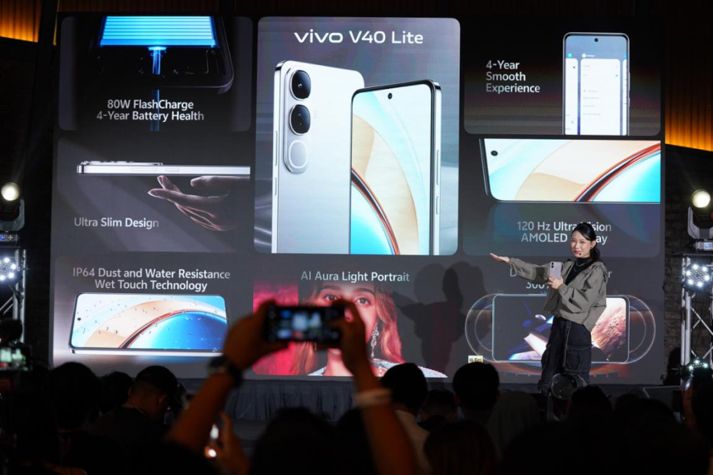 Pakar produk ketika membentangkan perincian penuh vivo V40 Lite 5G.