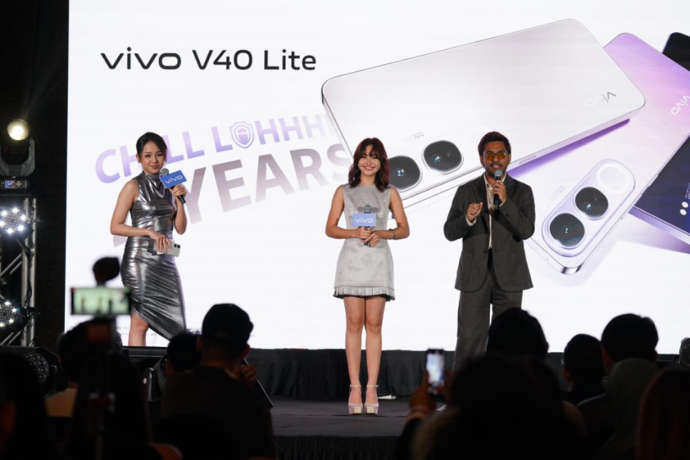 Pencipta kandungan, Arwind Kumar (kanan) bersama duta produk yang juga selebriti popular, Daiyan Trisha (tengah) memperkenalkan produk vivo V40 Lite kepada tetamu yang hadir pada majlis pelancaran produk tersebut.