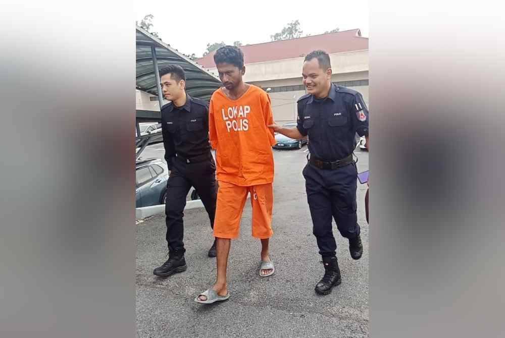 Tertuduh ketika diiringi anggota polis sebaik tiba di makamah pada Jumaat.