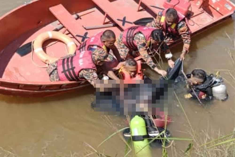 Pihak bomba mengangkat mayat mangsa ke dalam bot. Foto Ihsan Bomba