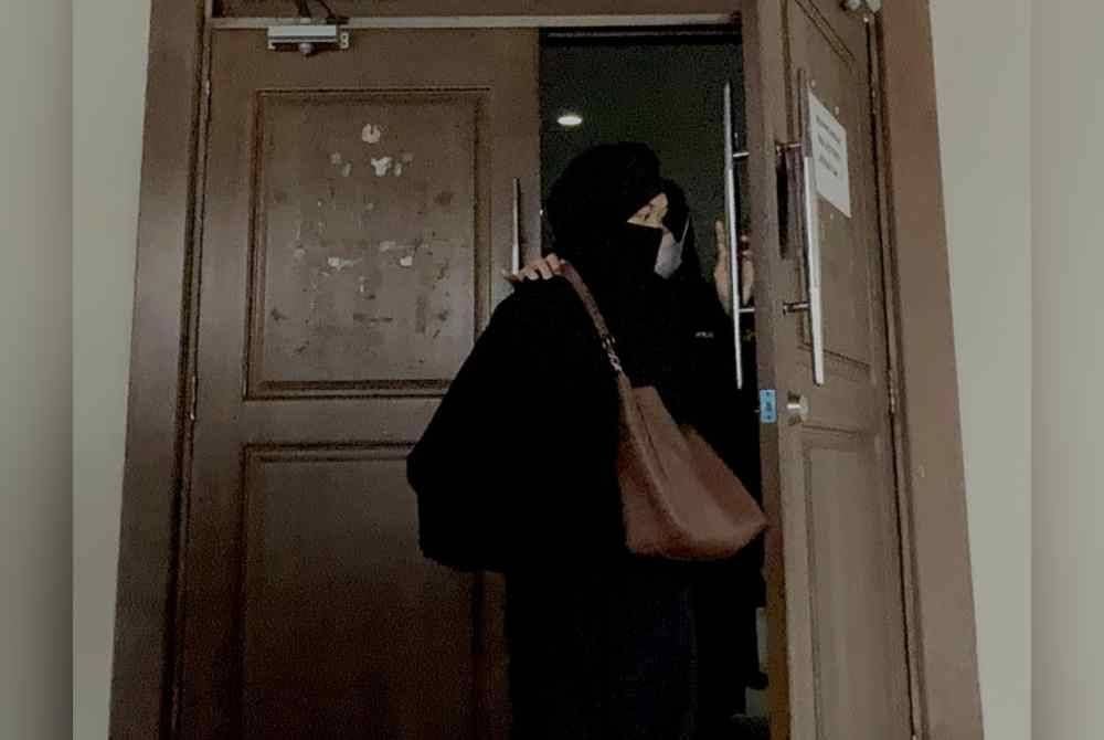 Tertuduh dibawa keluar dari kamar Mahkamah Majistret Jenayah 1 pada Jumaat.