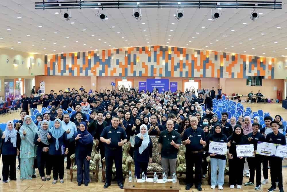 Peserta program Campus To Career With PTPTN bergambar bersama Norliza (tengah) yang diadakan di UMPSA Kampus Gambang, Pahang.