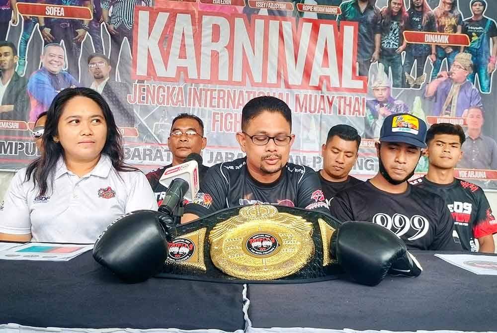 Mohd Hafizal (tengah) ketika sidang akhbar di pekarangan Stadium Tun Razak,Jengka pada Jumaat.