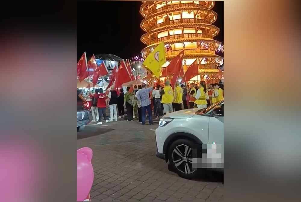 Tular di media sosial video sekumpulan peserta mengibarkan bendera China pada sambutan Guan Gong Sedunia di Teluk Intan pada Khamis.