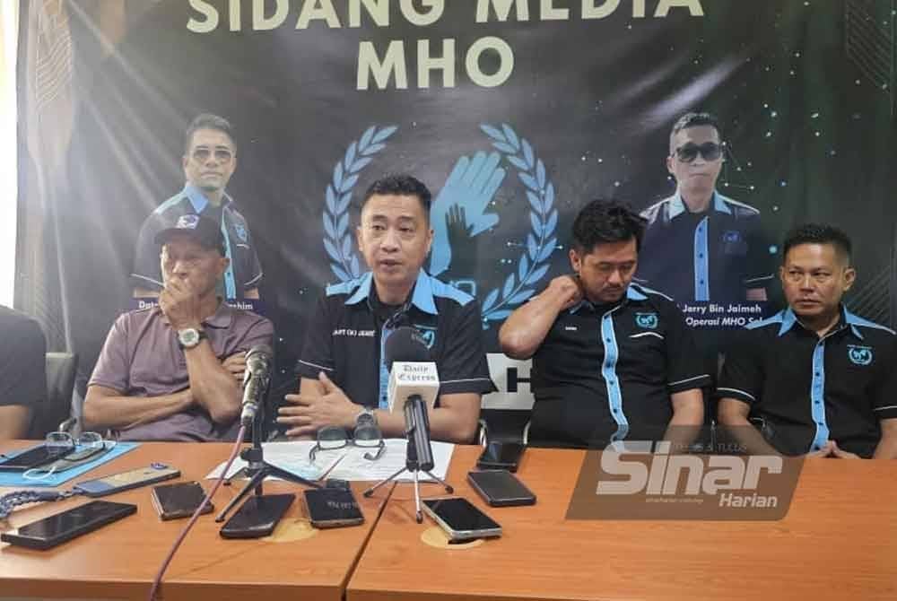 Jerry (tengah) bersama ahli keluarga mangsa pada sidang media di Pejabat MHO Sabah, Kota Kinabalu. Foto Sinar Harian-ASYIKIN ASIMIN