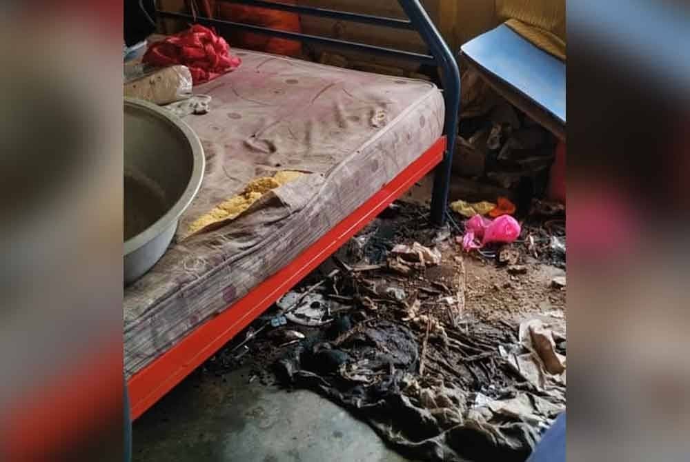 Keadaan bilik tidur yang tidak dapat digunakan kerana kerosakan bumbung yang teruk.