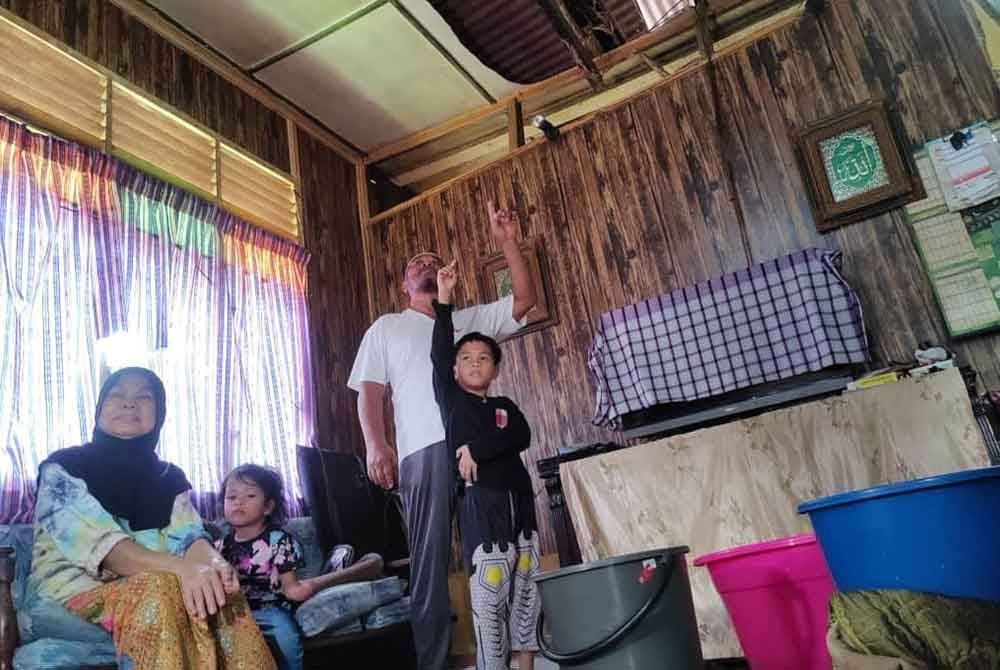 Mazelan menunjukkan keadaan bumbung rumahnya di Kampung Tengah, Bukit Rambai yang hanya menunggu masa untuk runtuh.