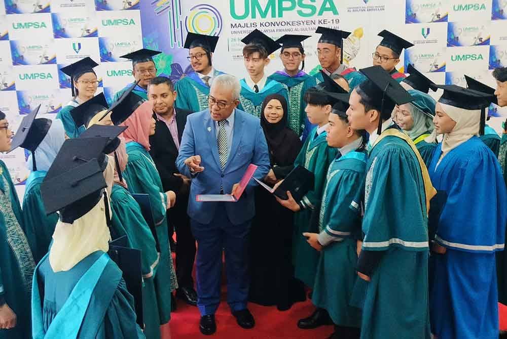Dr Yuserrie beramah mesra bersama sebahagian graduan cemerlang UMPSA yang bakal menerima anugerah sempena Majlis Konvokesyen UMPSA Kali ke-19 bermula Sabtu ini.