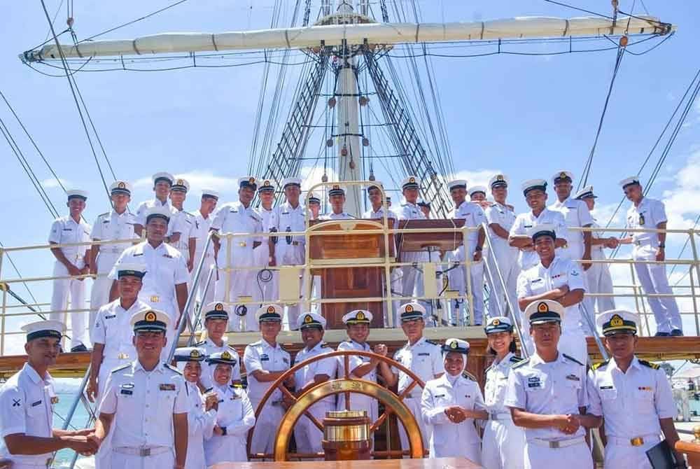 Seramai 15 kru Kapal Layar TLDM iaitu KLD Tunas Samudera berpeluang mengadakan lawatan ke mengadakan lawatan ke kapal PLAN Po Lang sebagai pendedahan dan perkongsian pengetahuan serta teknologi.