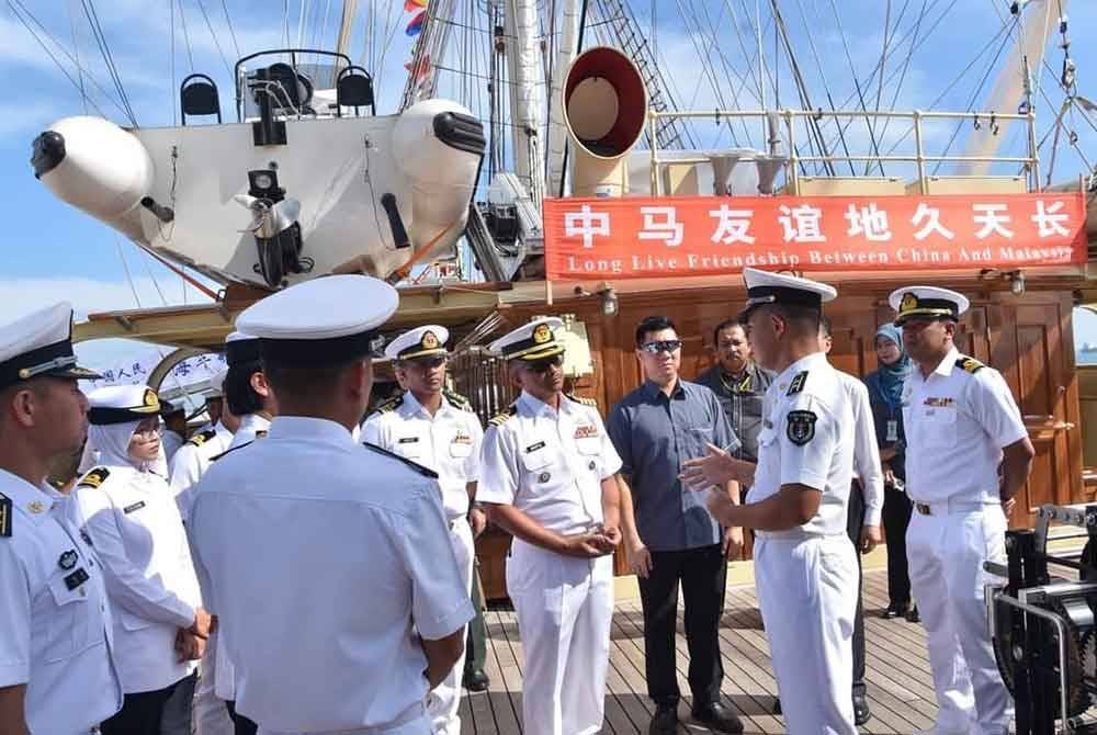 Lawatan pegawai TLDM ke kapal PLAN Po Lang.
