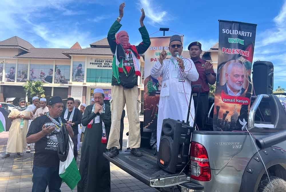 Peserta himpunan mengaminkan doa Qunut Nazilah kepada Palestin.